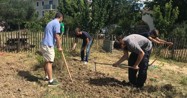 Initiation au jardinage pour les stagiaires de l'E2C Montpellier Clémenceau